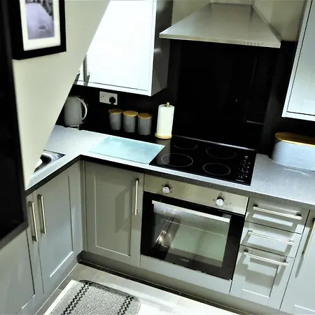 18th Century Courtyard Property * Сеттл